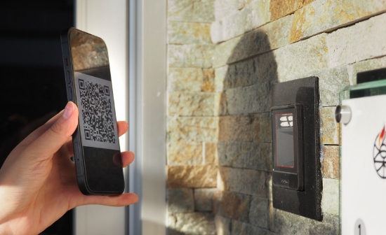 QRをQRリーダーにかざして入館 イメージ画像